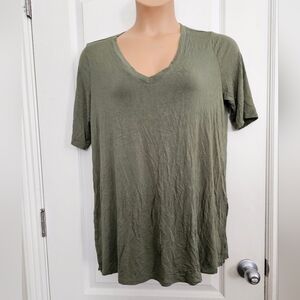Torrid Sz 1 Olive V-Neck Short Sleeve Teeid